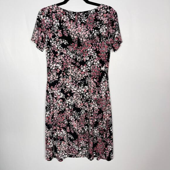 Roz & Ali 8 Black Pink Floral Fit and Flare Pleated Dress Short Sleeve Pockets - Picture 2 of 11